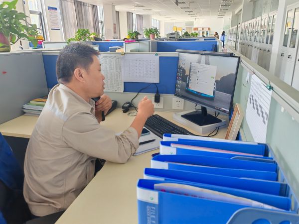 圖1 8月27日，安全員陳科武給現場監護人員打電話強調安全有關事項。.jpg