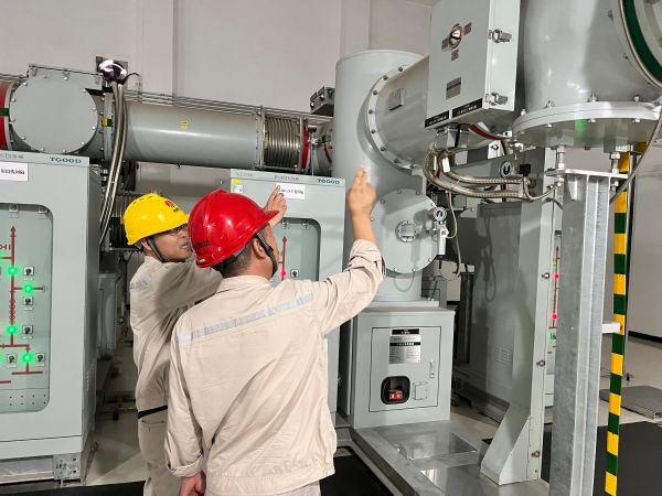 王文波查看六氟化硫室，保障設備安全.jpg