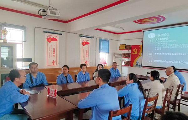 近日，物料車間主任喬玄帶領班組人員學習事故，并結合各自崗位工作展開討論.jpg