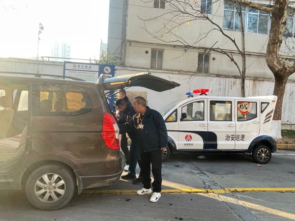 行政保衛部對東門出廠車輛進行檢查.jpg