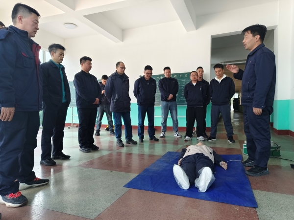 3月21日，應急隊員寧修生在尿素車間講解心肺復蘇.jpg