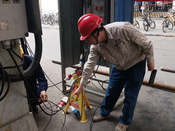 4月9日，計控電儀部安全員黃建榮在進行安全用電現場檢查，為作業人員指出問題并認真講解正確操作及規定。.jpg