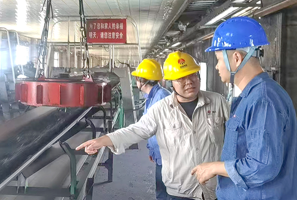 6月27日，技術員林佳峰和安技員李青就環保項目倉頂全密封導料槽對承包商技術.安全.和進度要求.jpg