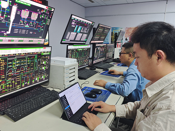 7月3日，動力車間三期控制室，操作人員正在停運4號鍋爐.jpg